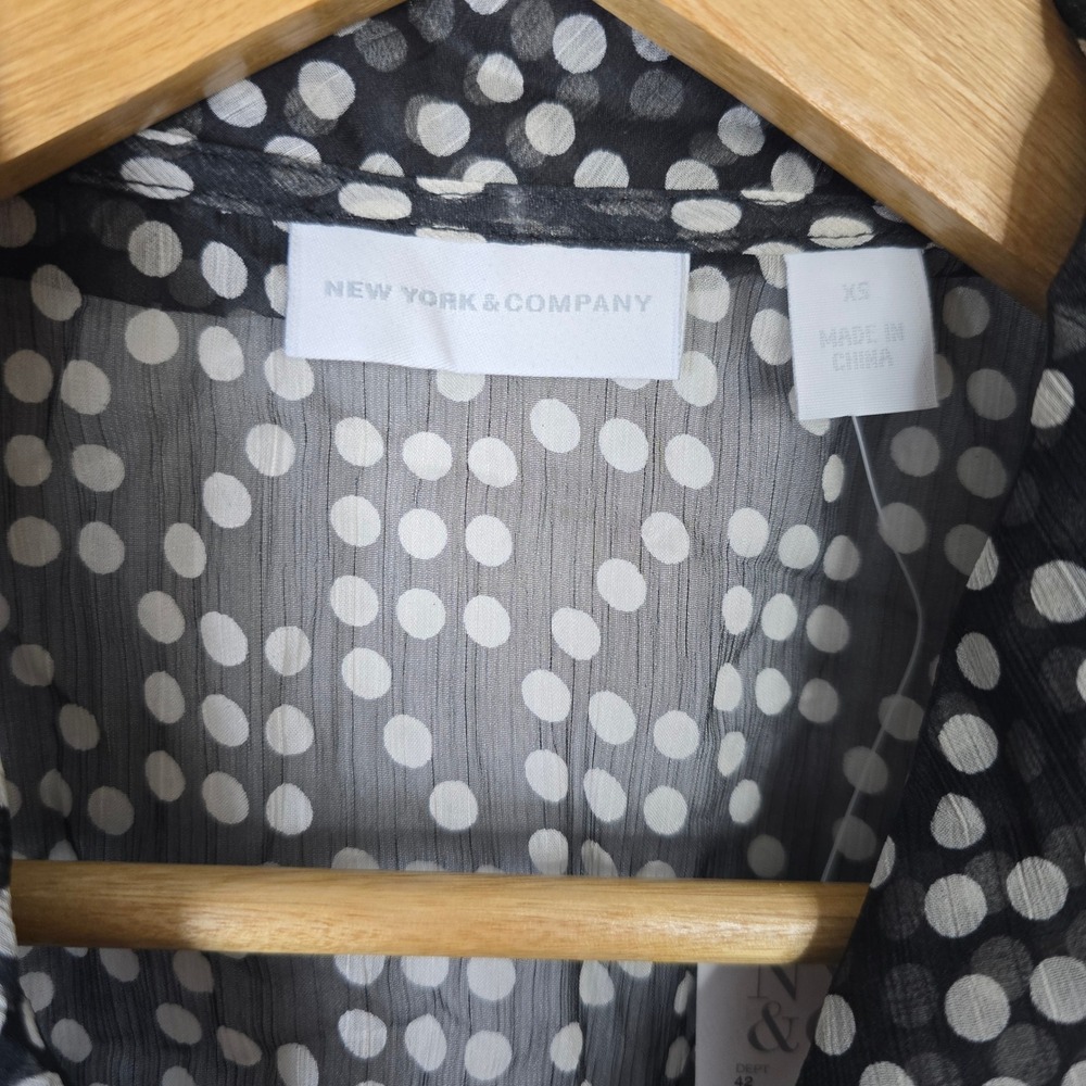 New York & Company Black White Polka Dot Ruffle Sleeveless Blouse XS NWT - Picture 5 of 7